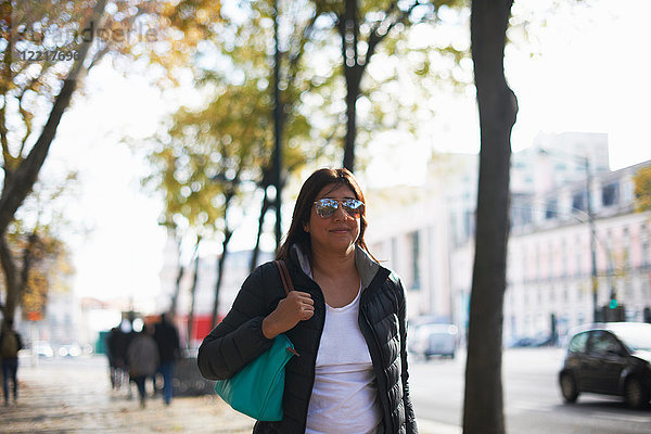 Frau mit Sonnenbrille auf der Straße  Lissabon  Portugal  Europa