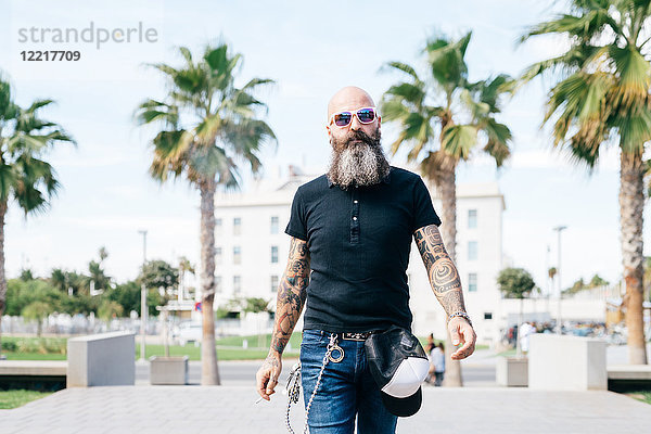 Ausgewachsener männlicher Hipster beim Spaziergang in Valencia  Spanien