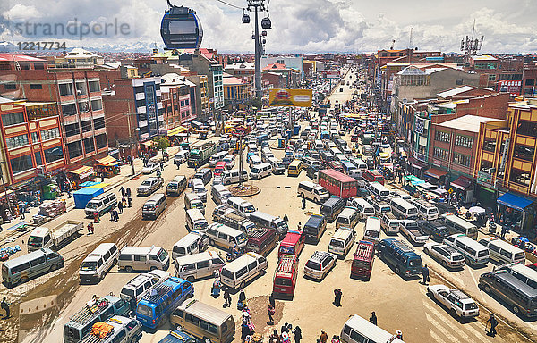 Erhöhte Ansicht des Verkehrs in der Stadt  El Alto  La Paz  Bolivien  Südamerika