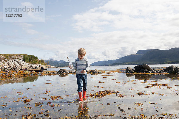 Junge mit Flaschenpost  Aure  More og Romsdal  Norwegen