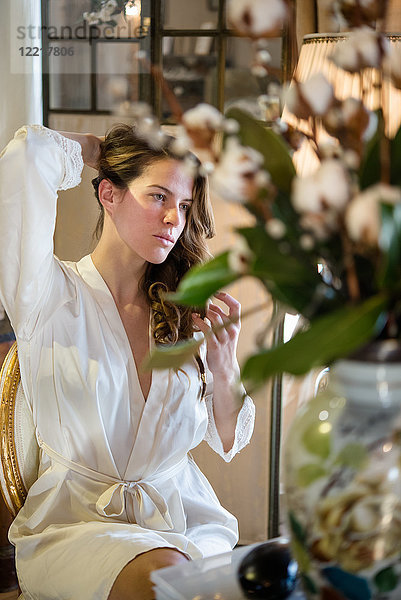 Braut im Bademantel am Morgen der Hochzeit