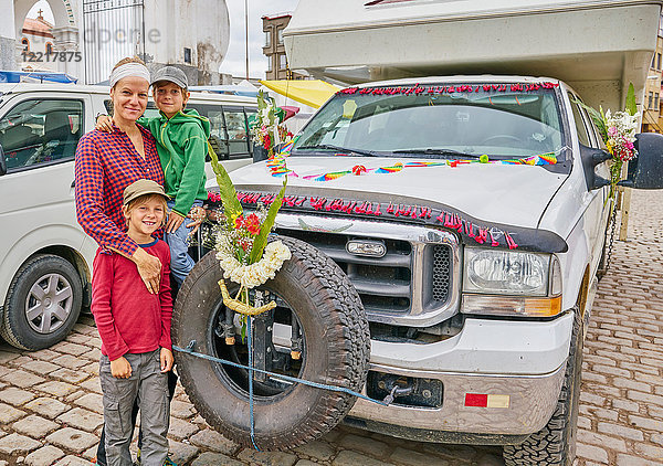 Porträt von Mutter und Söhnen neben dem Wohnmobil  Copacabana  Oruro  Bolivien  Südamerika