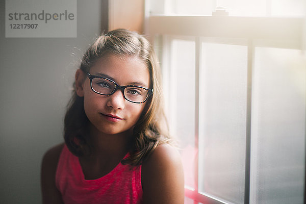 Bildnis eines jungen Mädchens mit Brille  am Fenster stehend  nachdenklicher Ausdruck