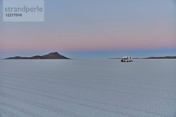 Freizeitfahrzeug  fährt über Salinen  Salar de Uyuni  Uyuni  Oruro  Bolivien  Südamerika