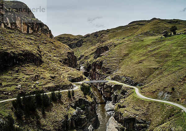 Landschaftsansicht der Brücke über die Flussschlucht  Huinchiri  Cusco  Peru