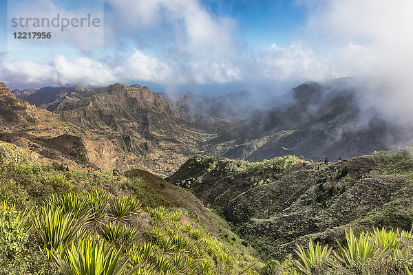 Berglandschaft mit niedrigen Wolken  Serra da Malagueta  Santiago  Kap Verde  Afrika