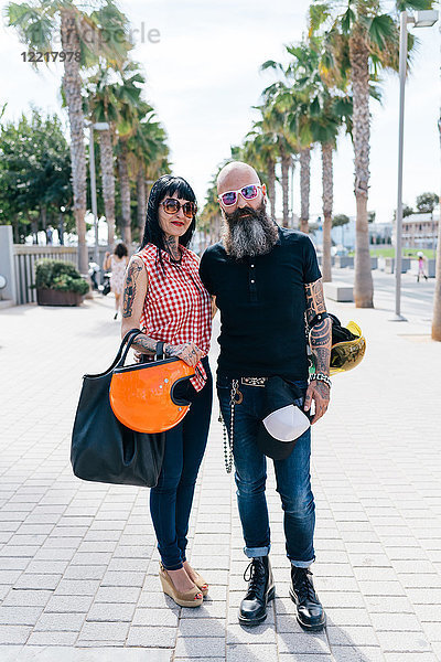 Porträt eines reifen Hipster-Paares auf dem Bürgersteig  Valencia  Spanien