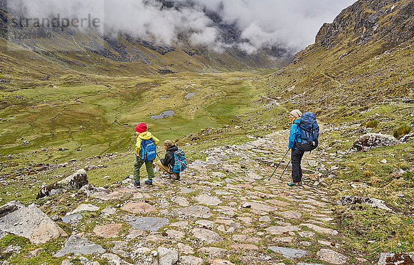 Mutter und Söhne  Trekking durch die Landschaft  Ventilla  La Paz  Bolivien  Südamerika