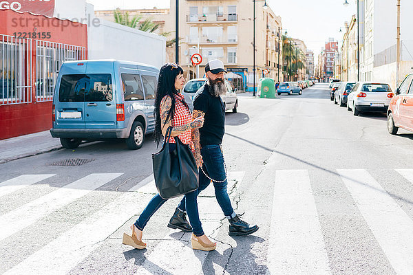 Älteres Hipster-Paar auf Fußgängerüberweg