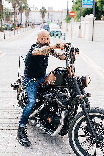 Porträt eines reifen  männlichen Hipster-Ride-Motorrads  Valencia  Spanien