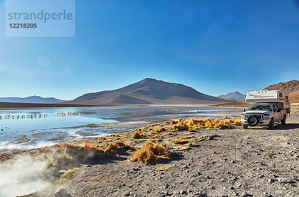 Freizeitfahrzeug  das sich durch die Landschaft bewegt  Chalviri  Oruro  Bolivien  Südamerika