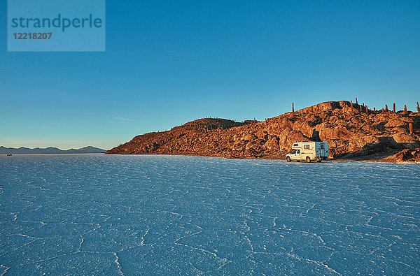 Freizeitfahrzeug  fährt über Salinen  Salar de Uyuni  Uyuni  Oruro  Bolivien  Südamerika