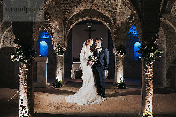 Braut und Bräutigam heiraten in der Kirche