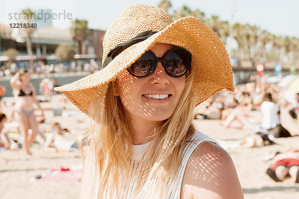Porträt einer Frau am Strand  Barcelona  Katalonien  Spanien
