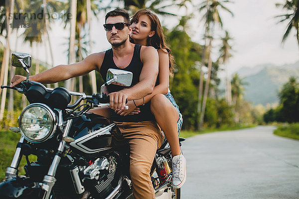 Junges Ehepaar fährt Motorrad auf einer Landstraße  Krabi  Thailand