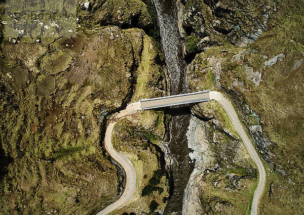 Luftaufnahme der Brücke über den Fluss  Huinchiri  Cusco  Peru