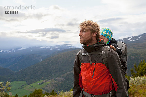 Männlicher Wanderer mit Sohn in Berglandschaft  Jotunheimen-Nationalpark  Lom  Oppland  Norwegen