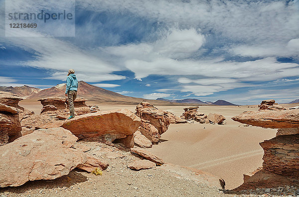 Frau steht auf Fels und schaut auf Aussicht  Villa Alota  Potosi  Bolivien  Südamerika