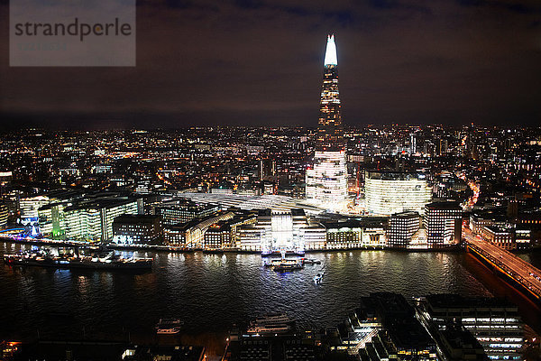 Nachts beleuchtete Stadtlandschaft von London und der Themse  Vereinigtes Königreich  Europa