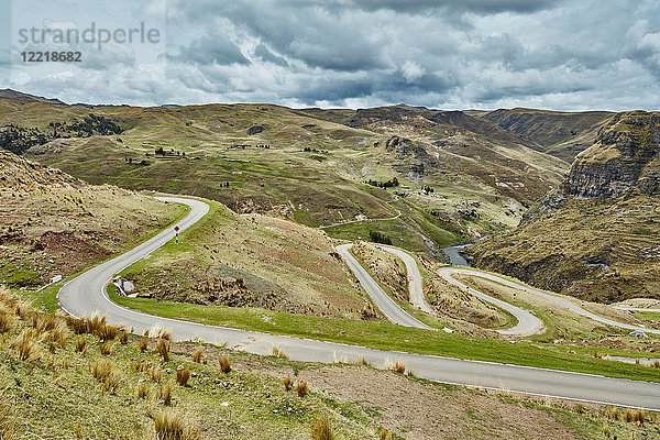 Landschaftsansicht von Landstraßen mit Haarnadelkurven  Huinchiri  Cusco  Peru