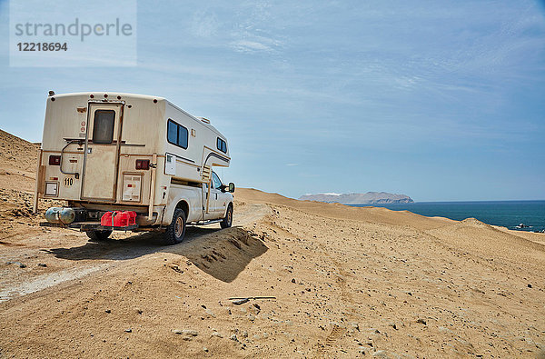 Wohnmobil auf Sandpiste entlang der Küste  Laguna Grande  Ica  Peru