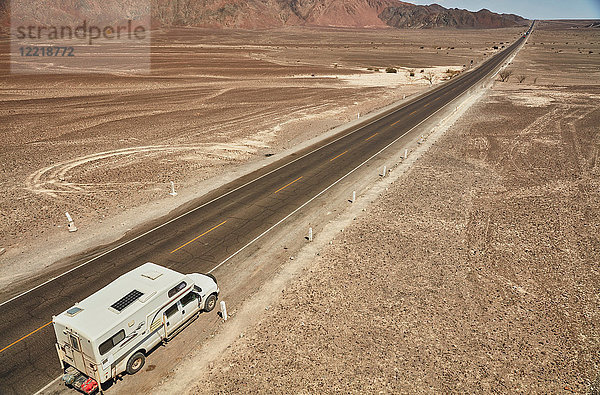 Hochwinkelaufnahme eines am Wüstenstraßenrand geparkten Wohnmobils  Hacienda Ventilla  Ica  Peru