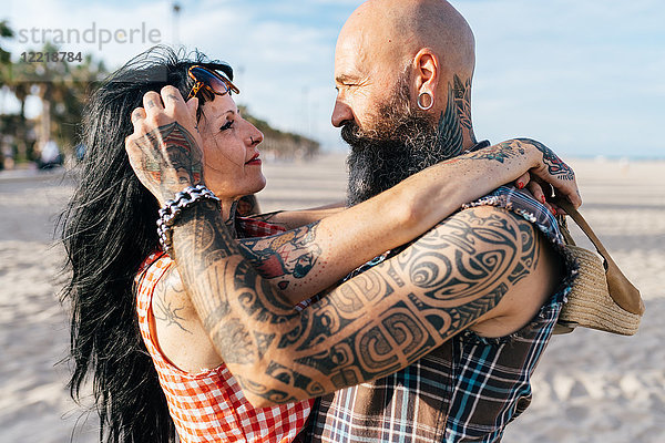Reif tätowiertes Hipster-Paar von Angesicht zu Angesicht am Strand  Valencia  Spanien