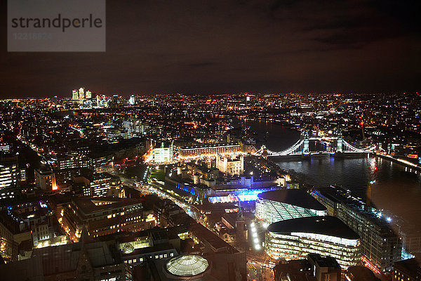 Nachts beleuchtete Stadtlandschaft von London und der Themse  Vereinigtes Königreich  Europa