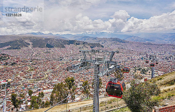 Draufsicht auf die Stadt mit Seilbahnen im Vordergrund  La Paz  Bolivien  Südamerika