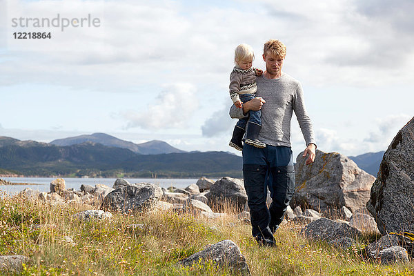 Mann mit Sohn am Fjord  Aure  More og Romsdal  Norwegen
