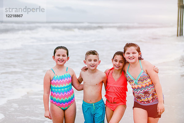 Porträt eines Jungen und dreier Mädchen am Strand  Dauphin Island  Alabama  USA