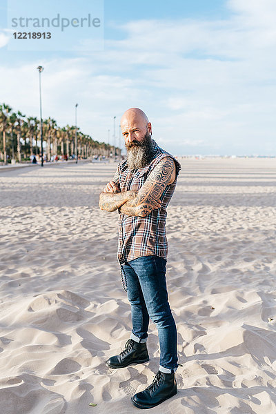 Männlicher  reifer Hipster am Strand stehend  Porträt  Valencia  Spanien
