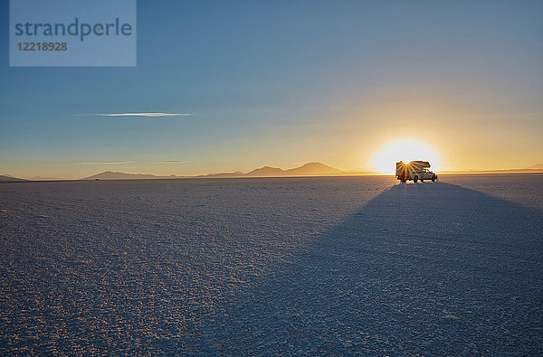 Freizeitfahrzeug  fährt über Salinen  Salar de Uyuni  Uyuni  Oruro  Bolivien  Südamerika