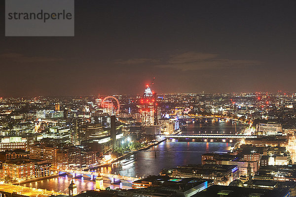 Nachts beleuchtete Stadtlandschaft von London und der Themse  Vereinigtes Königreich  Europa