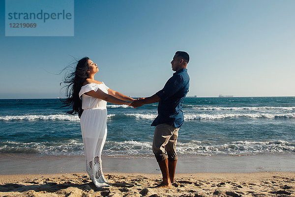 Paar am Strand stehend  Hände haltend  von Angesicht zu Angesicht  Seal Beach  Kalifornien  USA