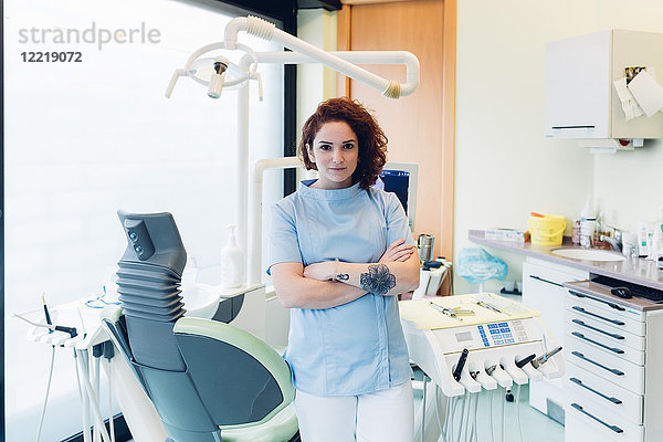Portrait einer Zahnärztin in einer Zahnarztpraxis