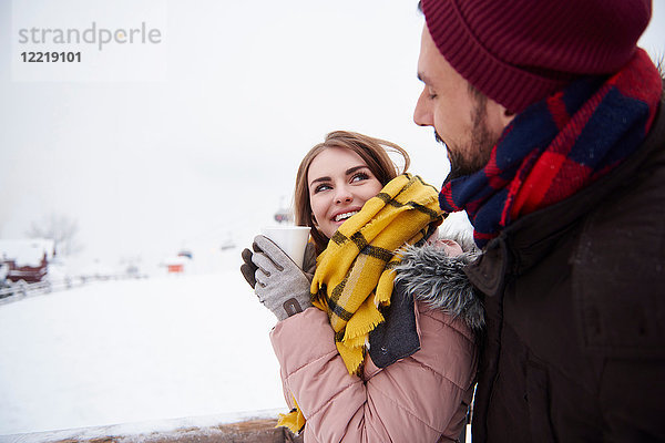 Junges Paar entspannt sich im Winter im Freien