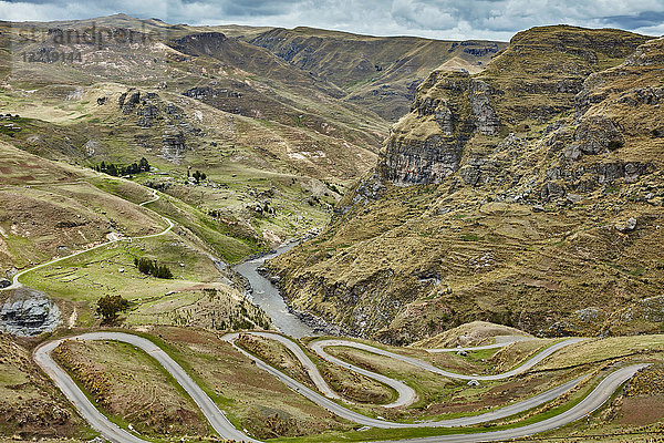 Landschaftsansicht von Landstraßen mit Haarnadelkurven  Huinchiri  Cusco  Peru