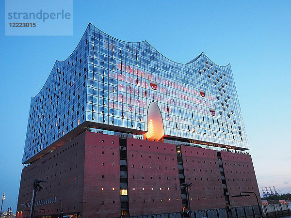Elbphilharmonie in der Morgendämmerung. Das Gebäude enthält Konzertsäle  ein Hotel und Wohnungen (Architekten: Herzog & de Meuron) - Hamburg  Deutschland