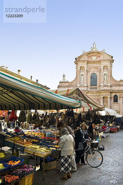 St. Prospero-Platz mit Markt und Kirche  Reggio Emilia  Italien