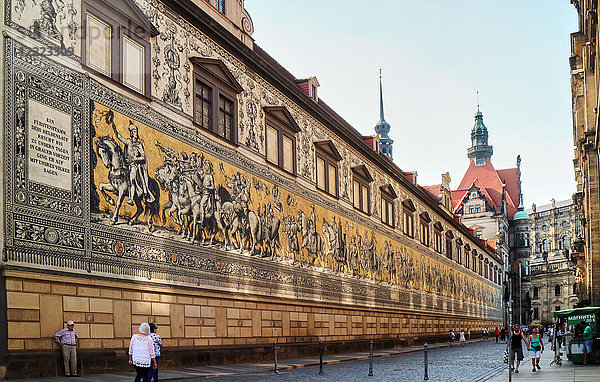 Europa  Deutschland  Sachsen  Dresden Stadt  die Altstadt  Fresko über den Fürstenzug  die Augustusstraße
