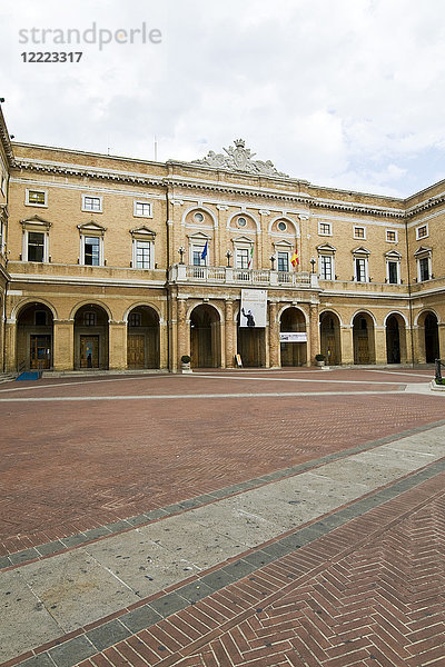 Piazza Giacomo Leopardi  Recanati  Marken  Italien