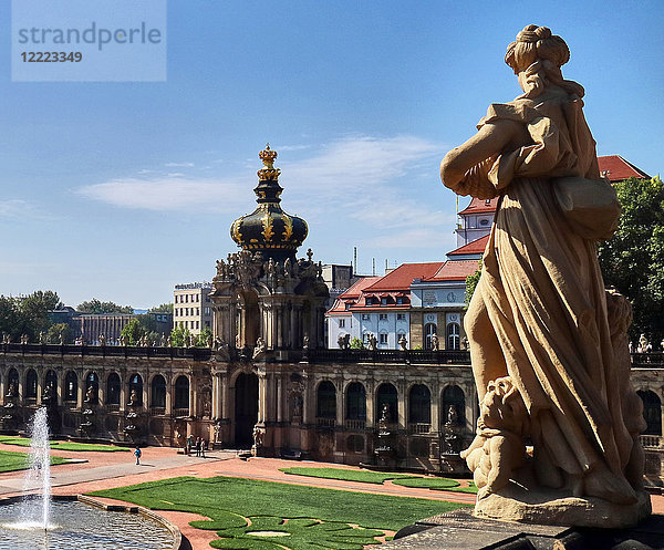 Europa  Deutschland  Sachsen  Dresden  die Altstadt  der Zwinger  das Gerichtsgebäude; Der Zwinger ist ein Barockschloss aus dem 18. Jahrhundert  das mehrere renommierte Museen beherbergt  von denen das bekannteste die Sempergalerie ist.