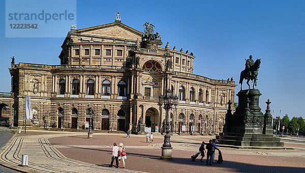Europa  Deutschland  Sachsen  Dresden  die Altstadt  die Semperoper  der Theaterplatz