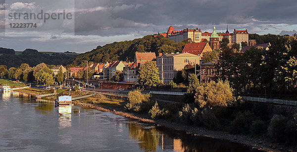 Europa  Deutschland  Sachsen  Stadt Pirna  Blick von der Burg Sonnenstein; die Burg Sonnenstein ist bekannt für den Tod von etwa 15 000 Menschen  die zwischen Juni 1940 und August 1941 in der Burg Sonnenstein behindert wurden  die Massaker  die aufhörten  nachdem die Bevölkerung Druck auf die Behörden ausübte