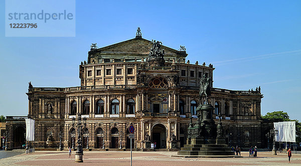 Europa  Deutschland  Sachsen  Dresden Stadt  die Altstadt  die Semperoper  der Theaterplatz