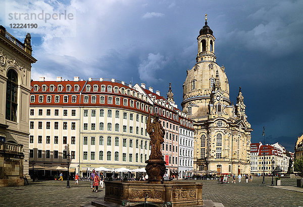 Europa  Deutschland  Sachsen  Dresden  Die Altstadt  der Neue Markt  die Frauenkirche