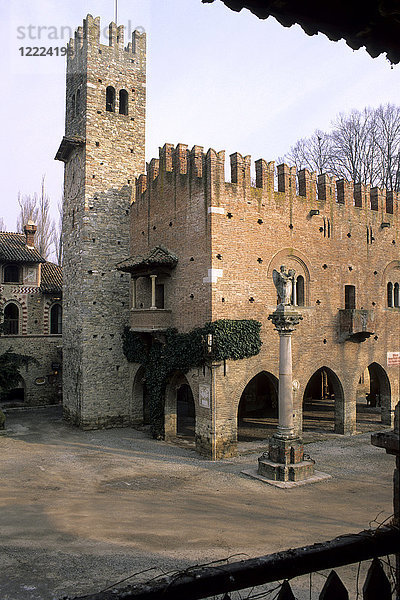 Das mittelalterliche Dorf Grazzano Visconti  Emilia Romagna  Italien