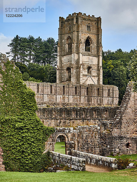 England  North Yorkshire; die Ruinen der Zisterzienserabtei Fountains Abbey aus dem 12. Jahrhundert  eines der schönsten Beispiele klösterlicher Architektur weltweit. Der Turm von Abt Huby (1495-1526) beherrscht noch immer die Landschaft im Tal. Zusammen mit den umliegenden 800 Hektar Landschaftspark aus dem 18. Jahrhundert wurde Fountains Abbey von der UNESCO zum Weltkulturerbe erklärt. North Yorkshire  England  Vereinigtes Königreich. Ca. 1995. | Standort: in der Nähe von Ripon  Yorkshire  England  Vereinigtes Königreich.