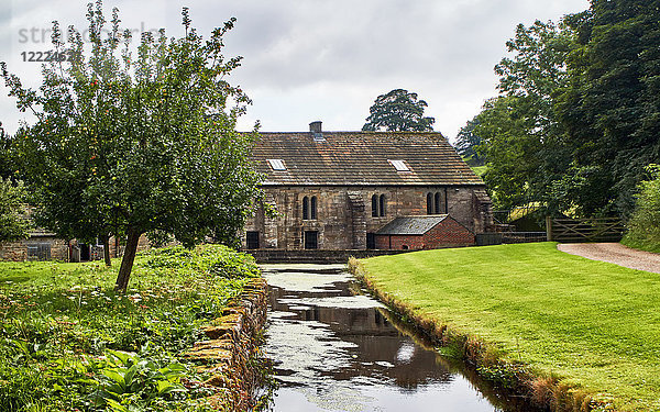 England  NorthYorkshire  Fountains Abbey  größte Zisterzienserklosterruine in England; UNESCO-Weltkulturerbe; Ripon; Fluss